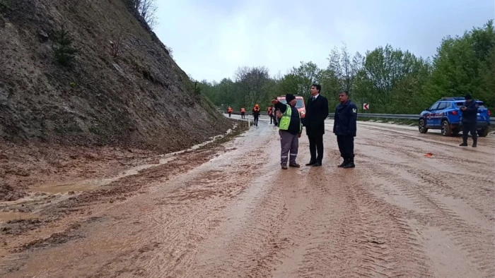 Kaymakam Kara sahada!  G&uuml;m&uuml;şdere K&ouml;y&uuml;ndeki  Heyelan B&ouml;lgesinde Kritik İnceleme
