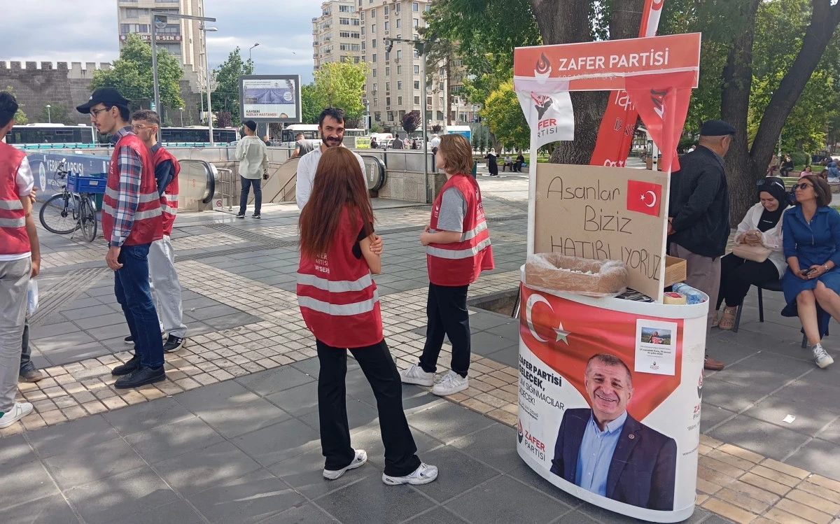 Kayseri&rsquo;de Şeyh Sait&rsquo;in İdam Yıld&ouml;n&uuml;m&uuml;nde Atat&uuml;rk ve Silah Arkadaşları İ&ccedil;in Tatlı İkramı
