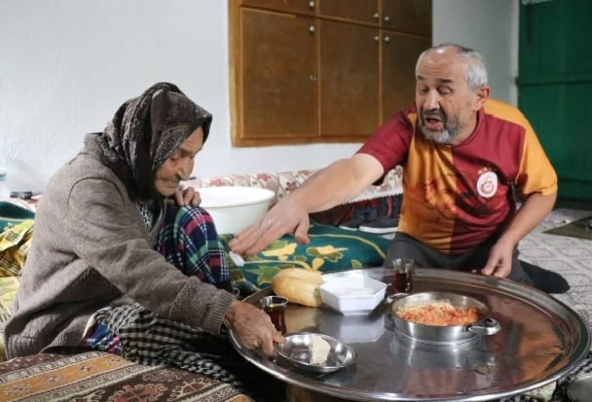 KELİMELERİN BİTTİĞİ YERDE DOKUNUŞLAR KONUŞUYOR: &Ouml;MER AK&Ccedil;A&rsquo;NIN ANNELİK VE EVLATLIK DESTANI