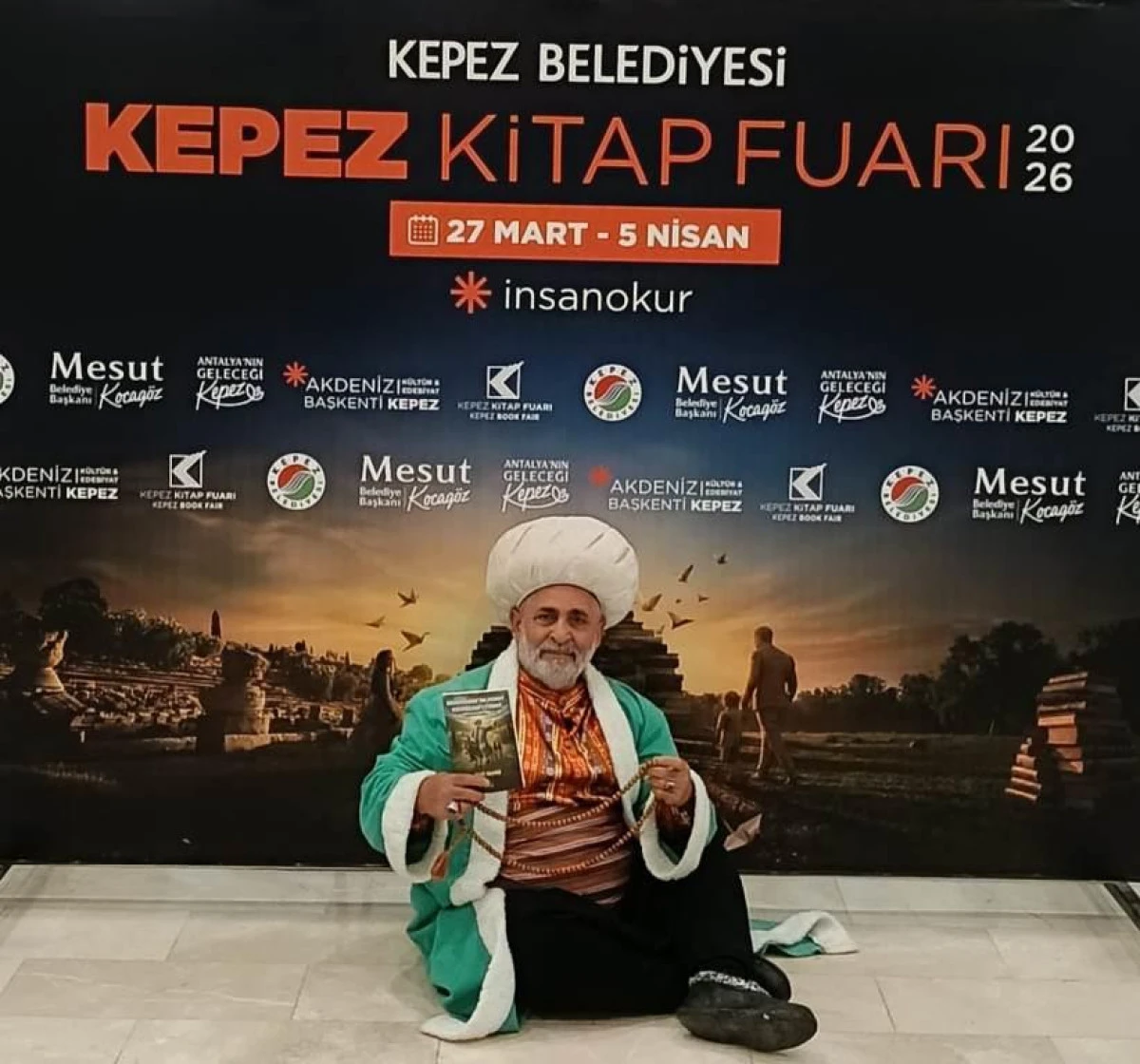 Kepez Kitap Fuarı&rsquo;nın Renkli Y&uuml;z&uuml;: Gazeteci Zeki Demir &ldquo;Nasreddin Hoca&rdquo; Oldu