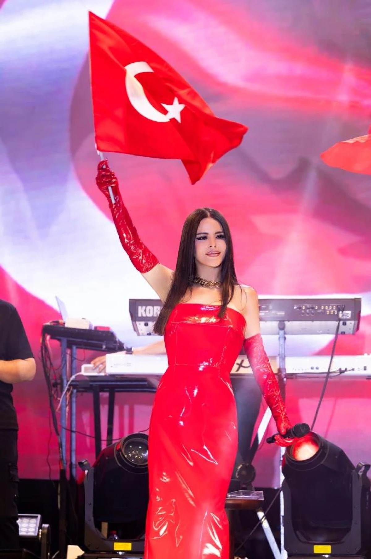 Kırmızı Ona &Ccedil;ok Yakışıyor! Adana&rsquo;da 19 Mayıs Coşkusu Simge Sağın&rsquo;la Ta&ccedil;landı