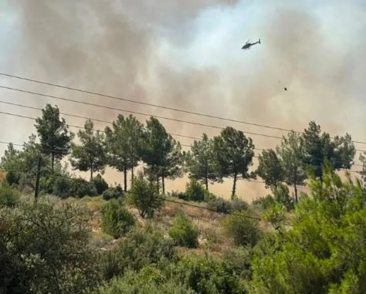 Kumluca&rsquo;da Korkutan Orman Yangını: R&uuml;zgarın Etkisiyle Yayılıyor, Mahallede Tahliye Başladı! VİDEOLU HABER 