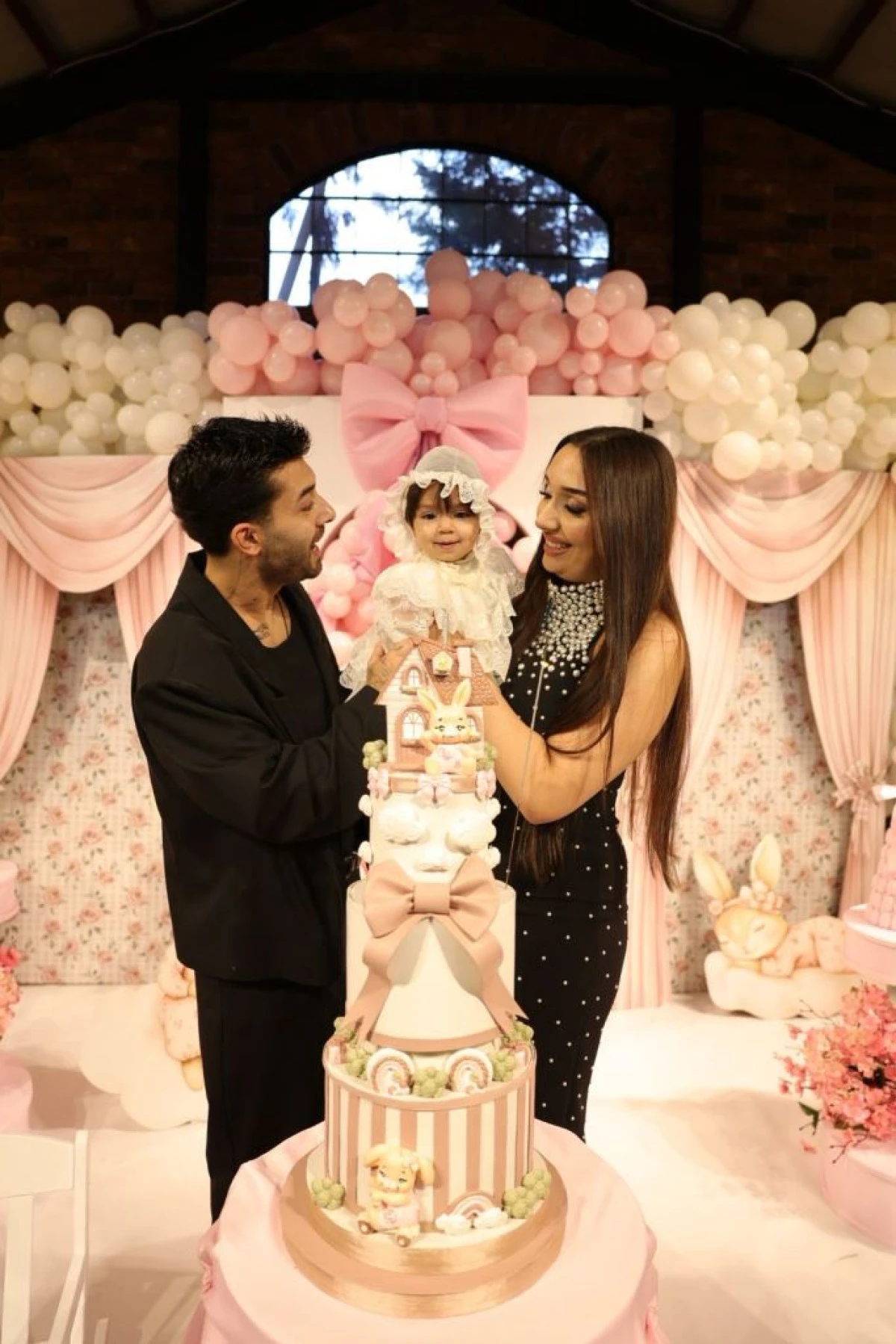 Kurtuluş Kuş&rsquo;un En &Ouml;zel Sahnesi: Kızının 1. Yaş Kutlaması