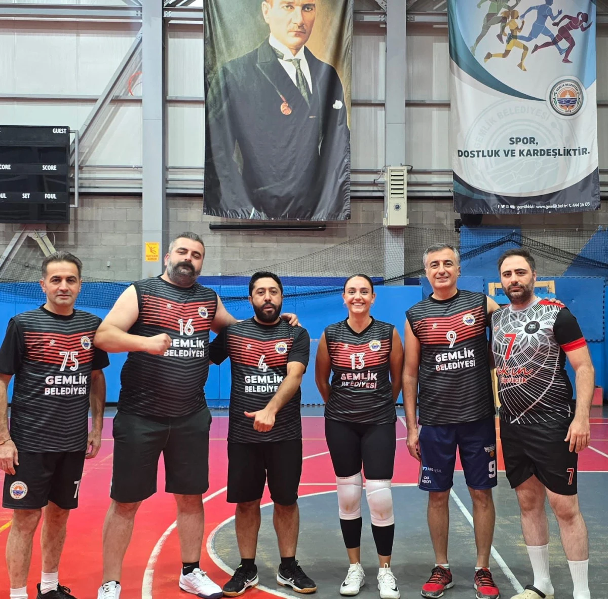 Kurumlar Arası Kaymakamlık Kupası Voleybol Turnuvası&rsquo;nda Şampiyon Gemlik Belediyesi Oldu