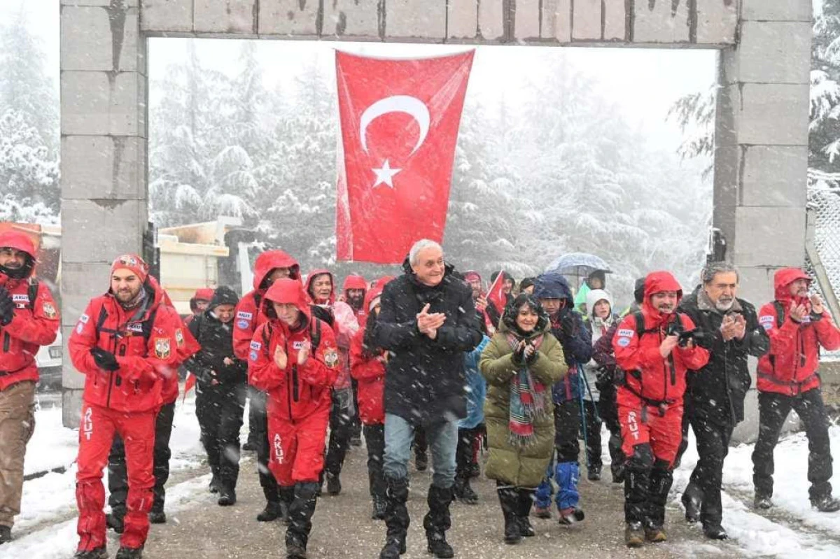 METRİSTEPE&rsquo;DE TARİHE Y&Uuml;R&Uuml;Y&Uuml;Ş: 1. İN&Ouml;N&Uuml; ZAFERİ&rsquo;NİN 105. YILINDA BİNLER KAR ALTINDA ŞEHİTLERİ ANDI