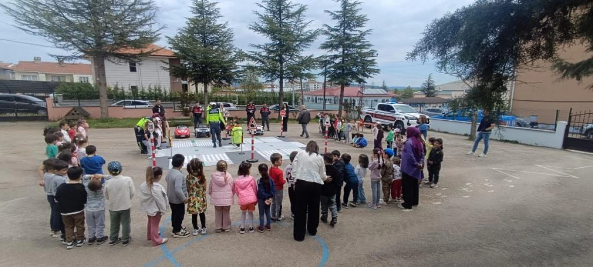 Miniklere B&uuml;y&uuml;k Ders: Pazaryeri&rsquo;nde Trafik Bilinci K&uuml;&ccedil;&uuml;k Yaşta Başladı