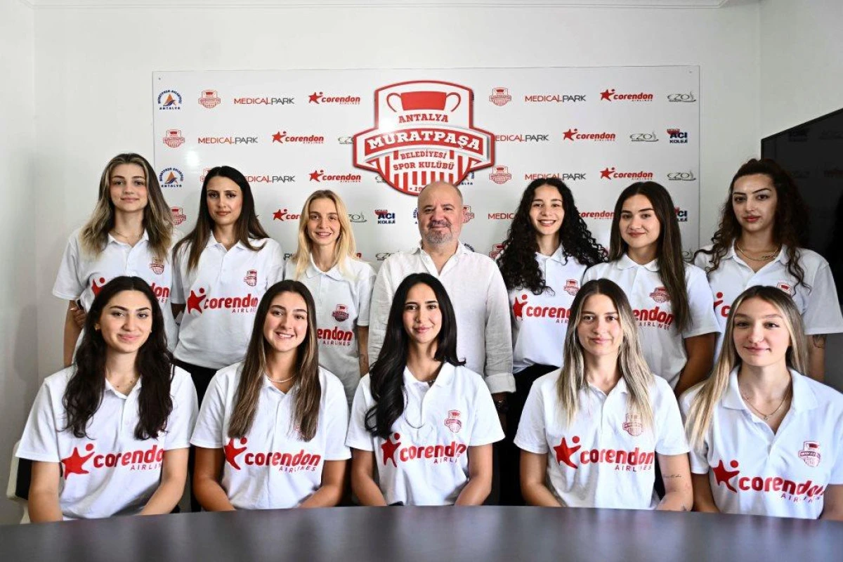 Muratpaşa&rsquo;nın Sultanları Yeni Sezon İ&ccedil;in İmzaları Attı