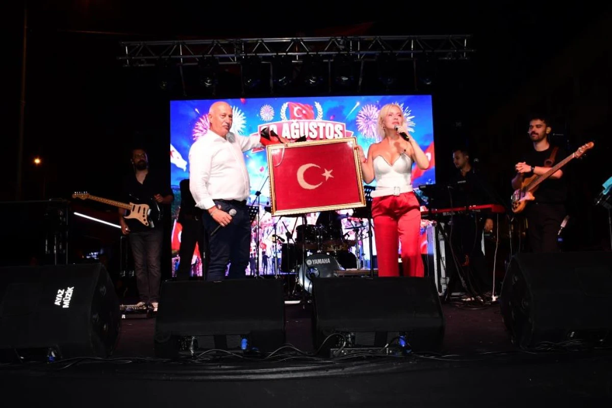 &Ouml;m&uuml;r Gedik&rsquo;ten Muratlı&rsquo;da Coşkulu 30 Ağustos Konseri: "Hi&ccedil; Bu Kadar Sarışını Bir Arada G&ouml;rmemiştim!"- VİDEOLU HABER