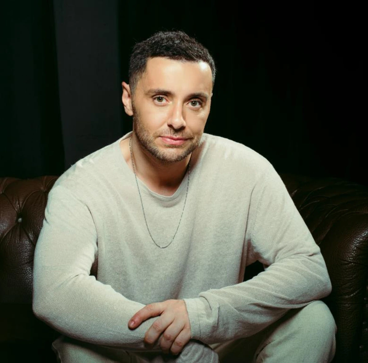 &Ouml;zay Bakır&rsquo;dan Sezen Aksu İlhamlı Yeni Single: &ldquo;D&ouml;ng&uuml;&rdquo; Yayında!