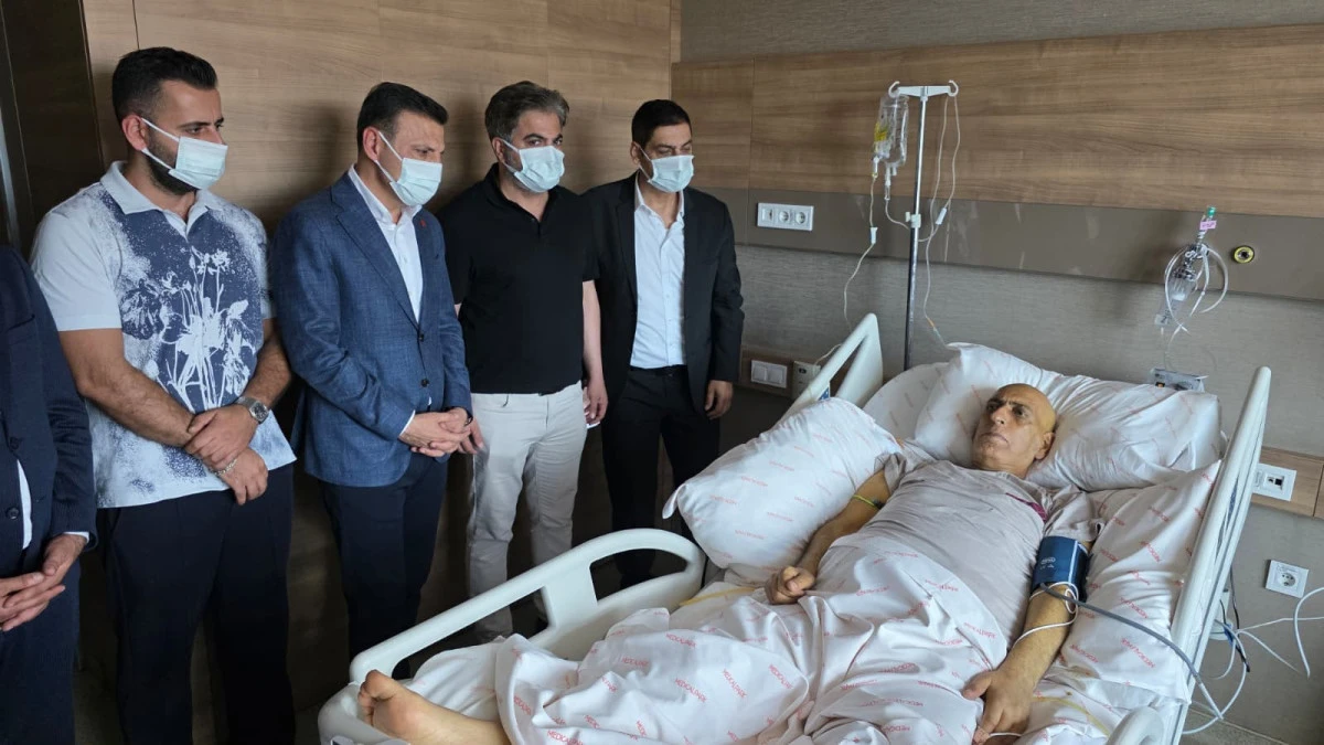 &Ouml;zg&uuml;r &Ccedil;elik&rsquo;ten Tedavi G&ouml;ren İsmail Akkaya&rsquo;ya Moral Ziyareti