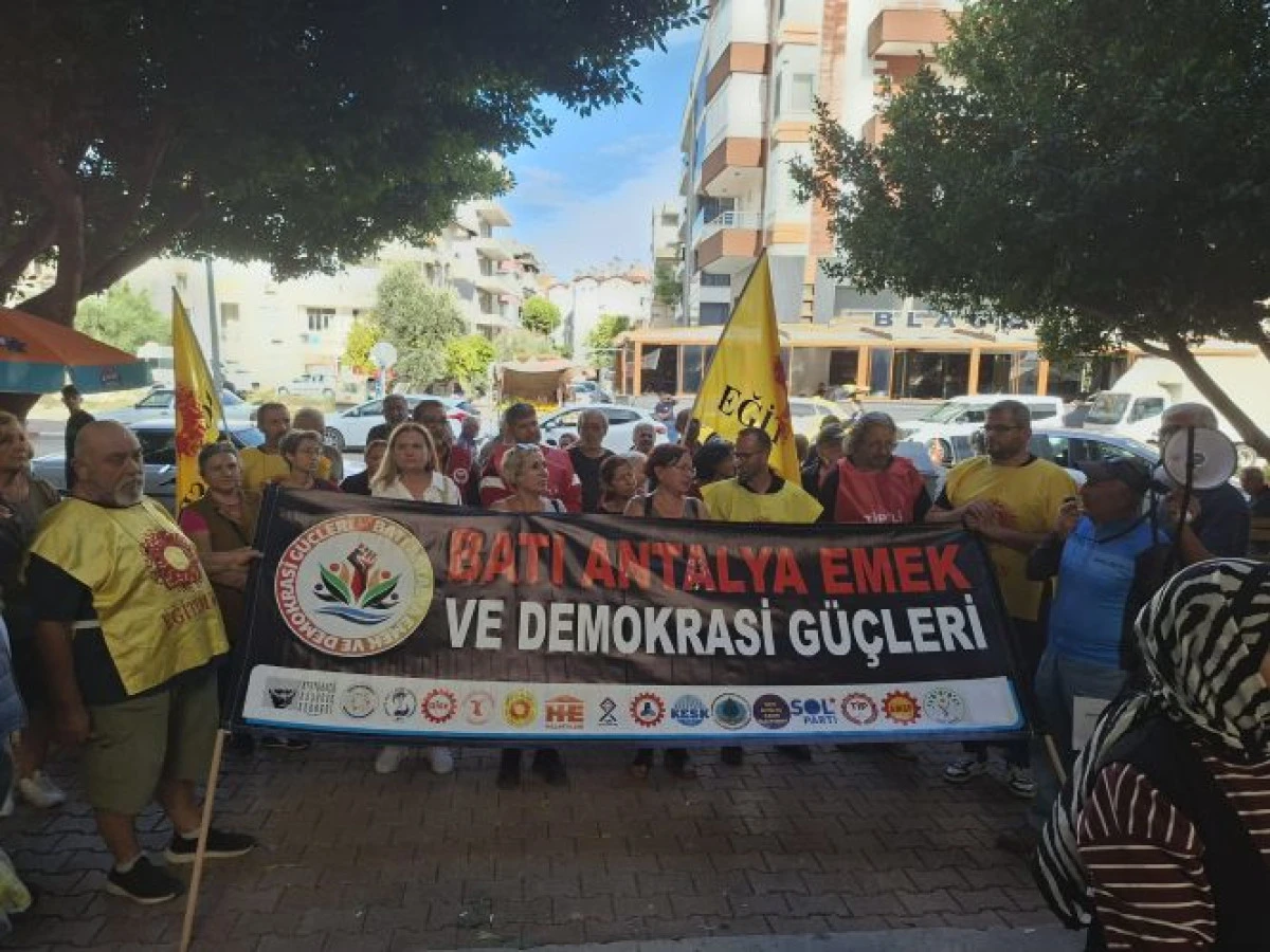 "Para İ&ccedil;in Değil, Onurumuz İ&ccedil;in!" Batı Antalya'da Emeklilerden G&uuml;&ccedil;l&uuml; Eylem ve Miting