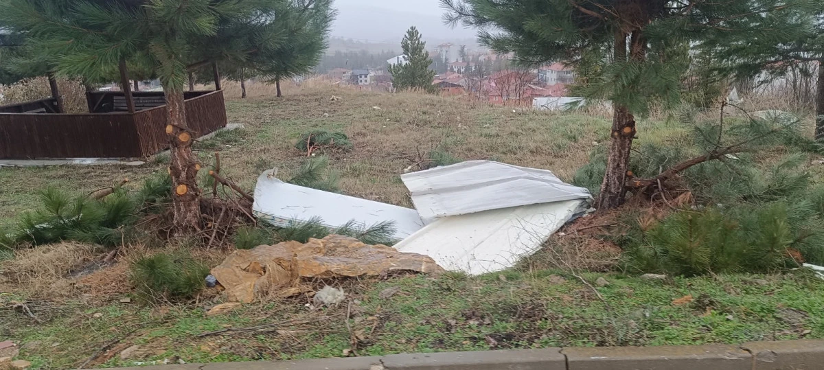Pazaryeri Fırtınaya Teslim Oldu: &Ccedil;atılar U&ccedil;tu, Ağa&ccedil;lar Devrildi