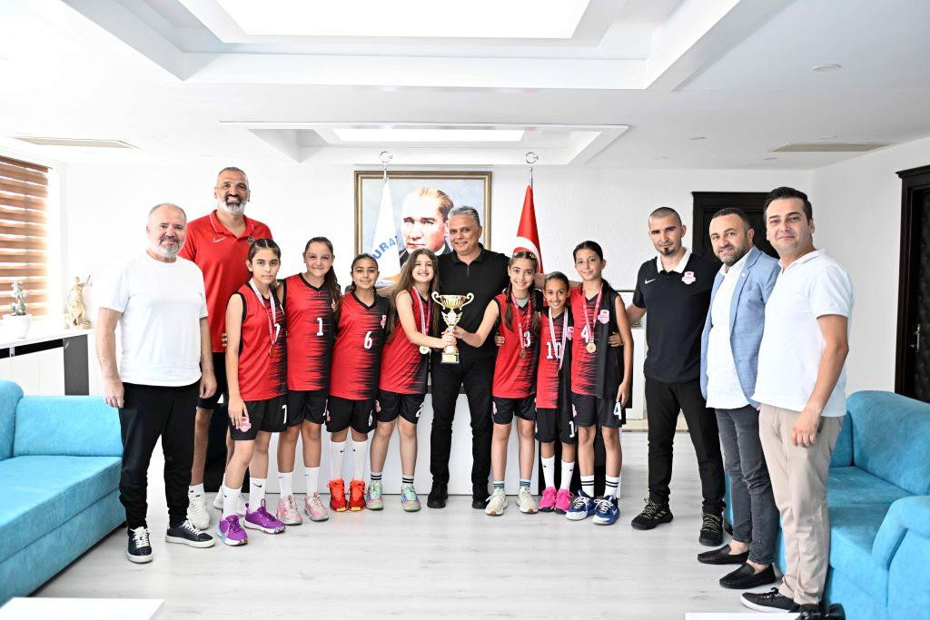 Şampiyon kızlar Başkan Uysal'ı ziyaret etti