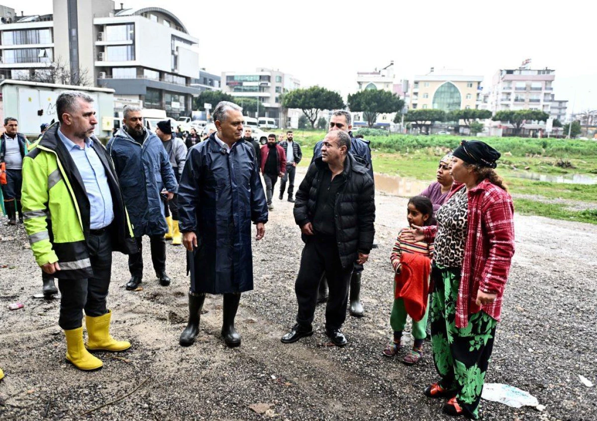 Sel baskınından zarar g&ouml;ren evlere Başkan Uysal&rsquo;dan ziyaret