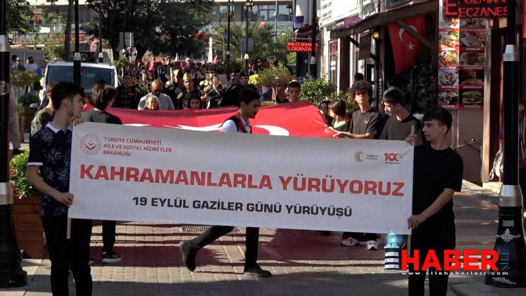 ŞİLE’DE GAZİLER GÜNÜ KUTLAMALARINDA “KAHRAMANLARLA YÜRÜYÜŞ” KORTEJİNE VATANDAŞLARDAN ALKIŞLI DESTEK…