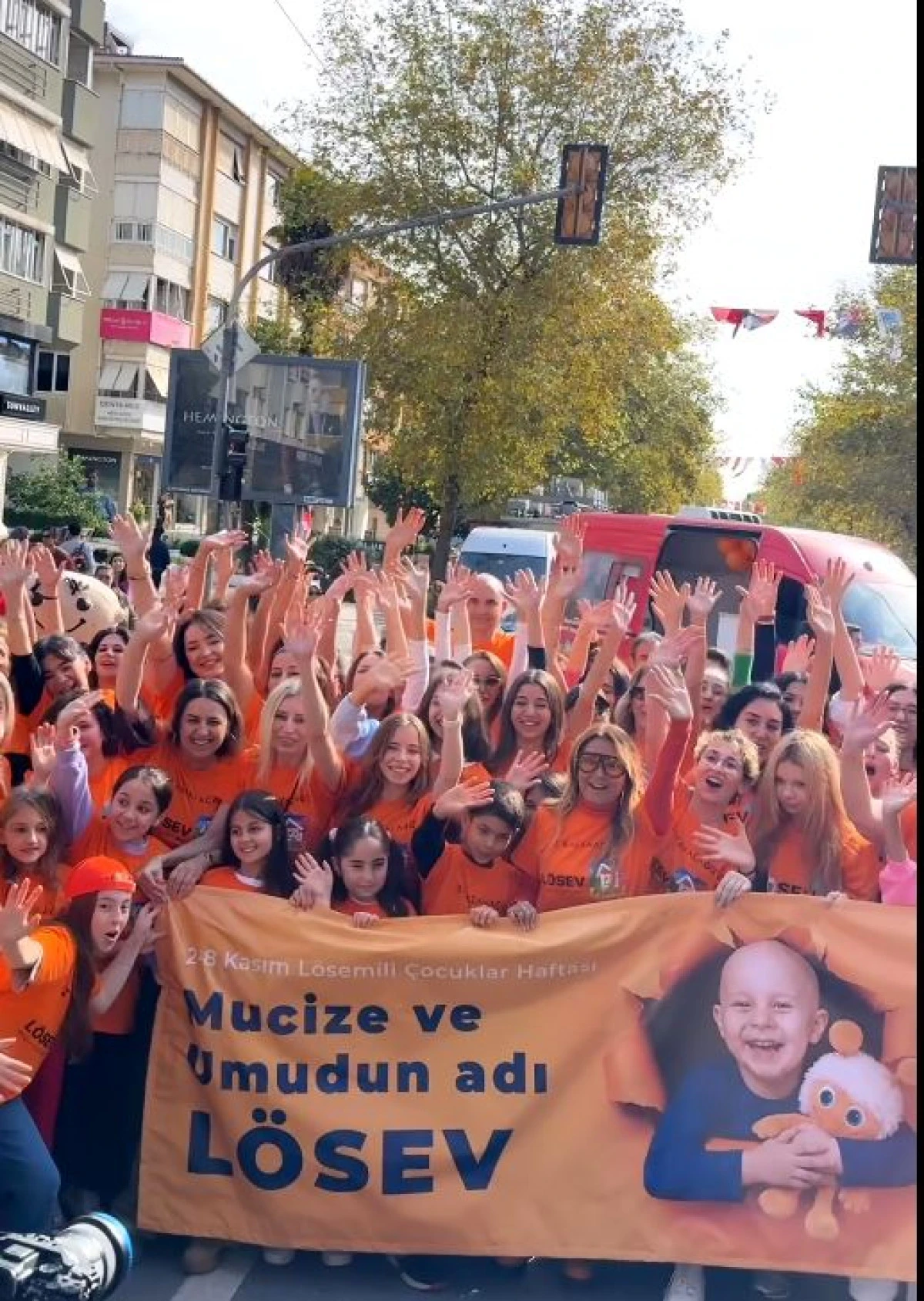 YONCA EVCİMİK BAĞDAT CADDESİ&rsquo;NDE TRAFİĞİ DURDURDU! VİDEOLU HABER
